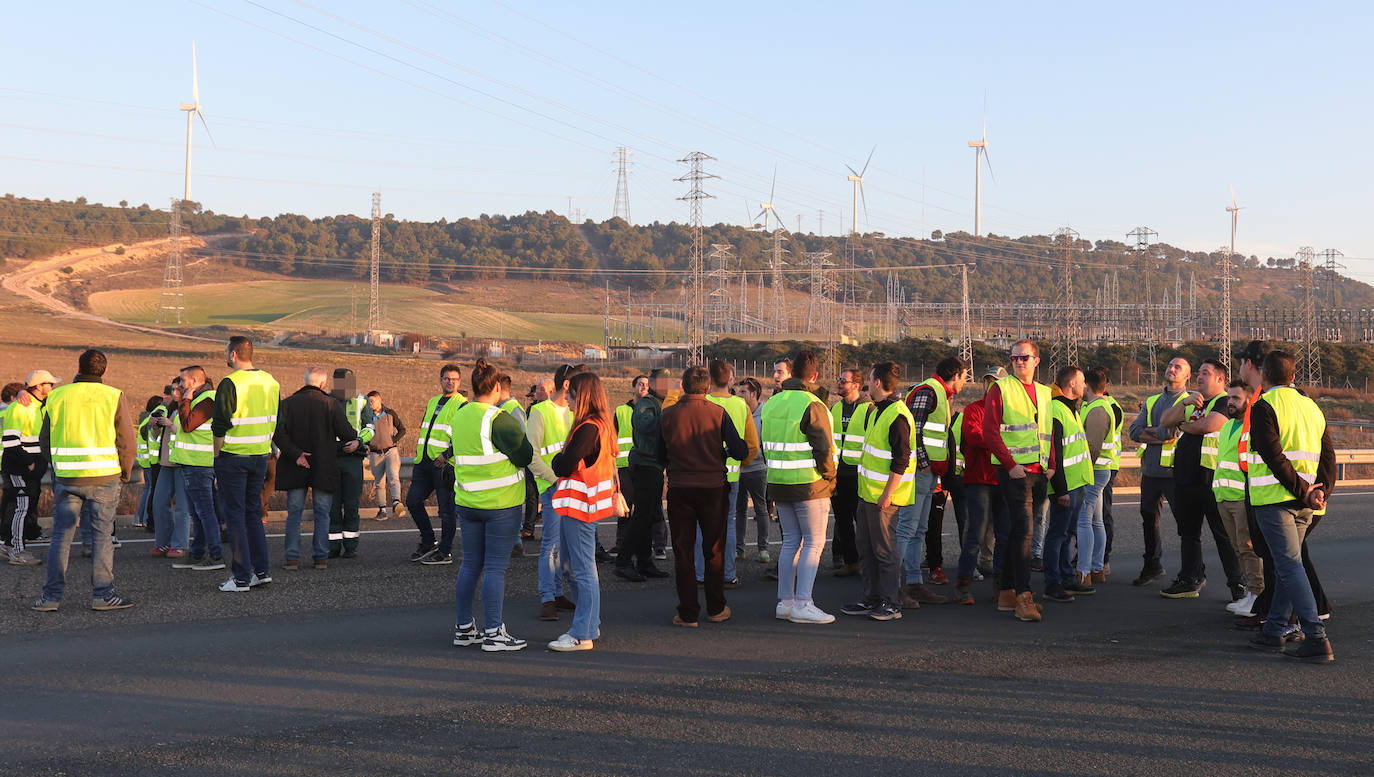 Los agricultores cortan la autovía en la ronda de Palencia