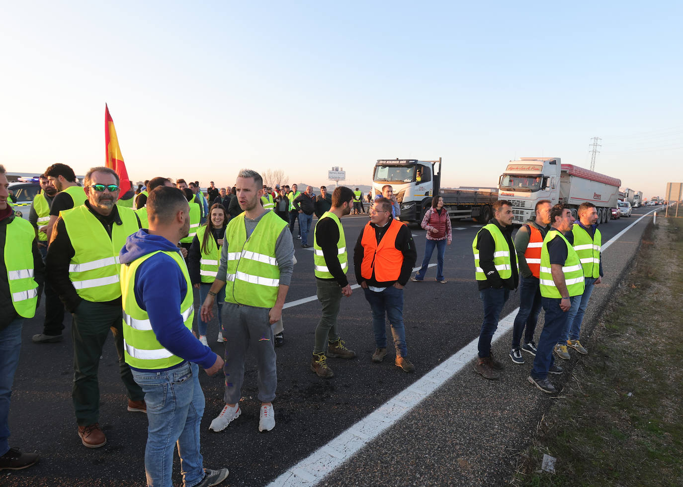 Los agricultores cortan la autovía en la ronda de Palencia