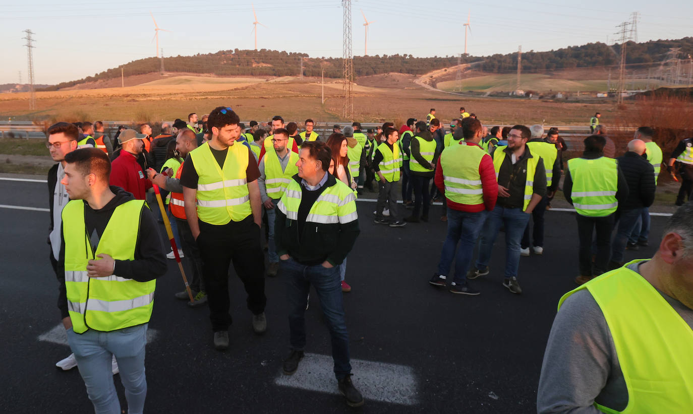 Los agricultores cortan la autovía en la ronda de Palencia