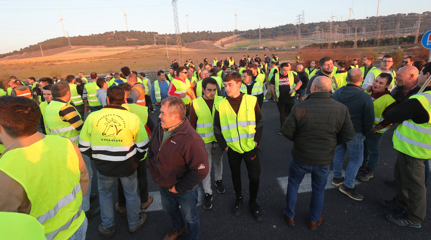 Los agricultores cortan la autovía en la ronda de Palencia