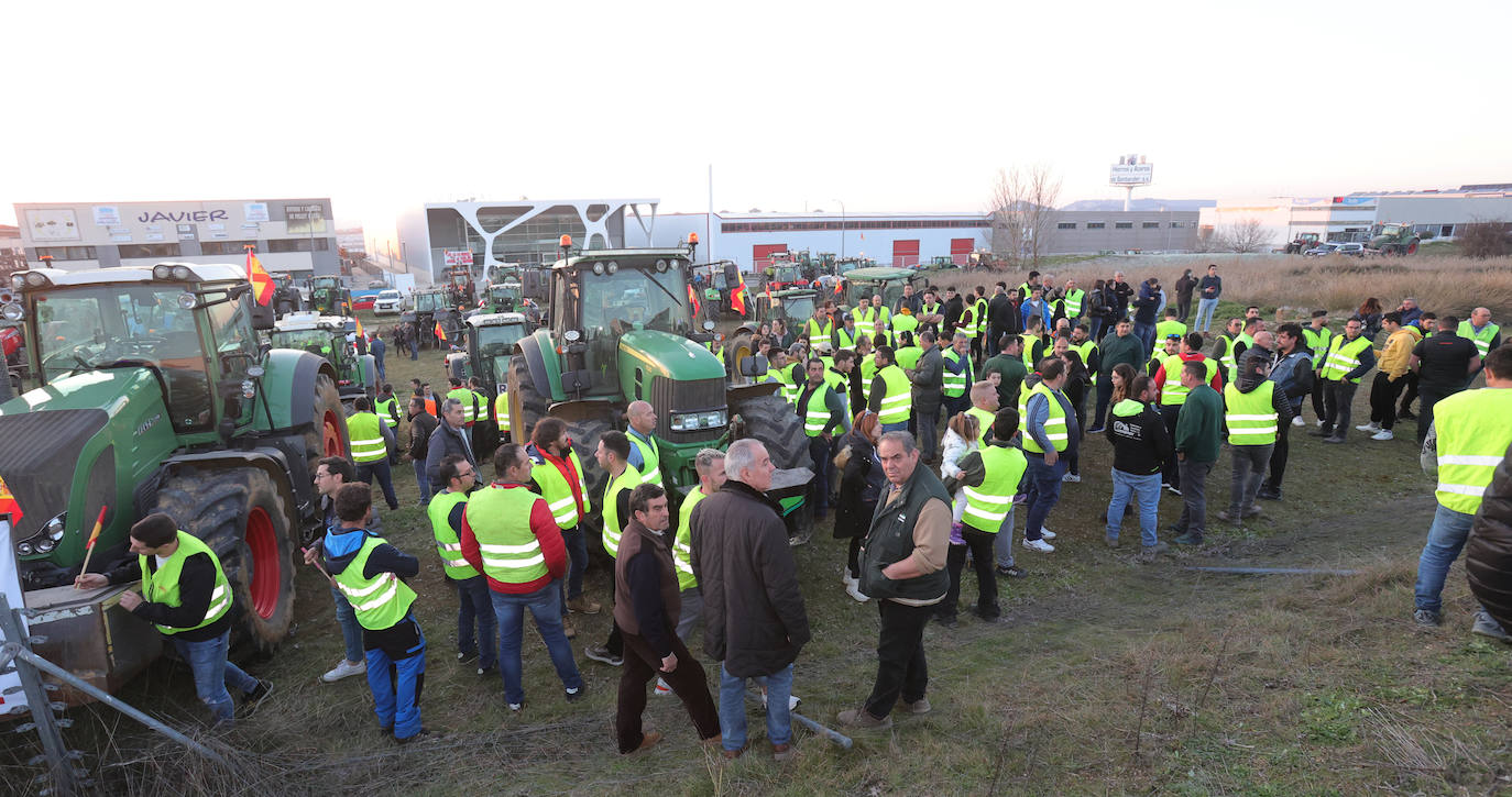 Los agricultores cortan la autovía en la ronda de Palencia