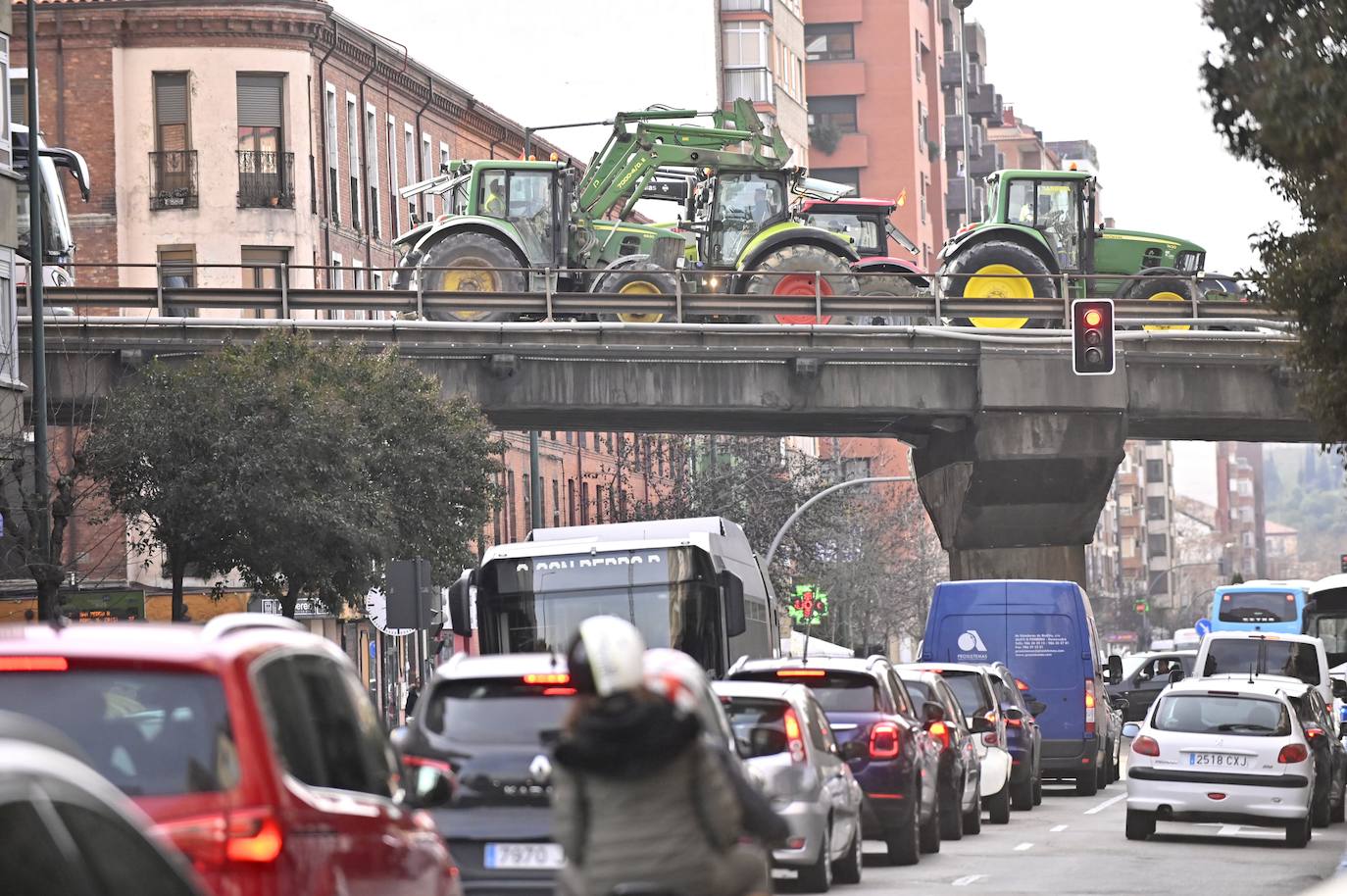 Los tractores pasan por el puente del Arco de Ladrillo.