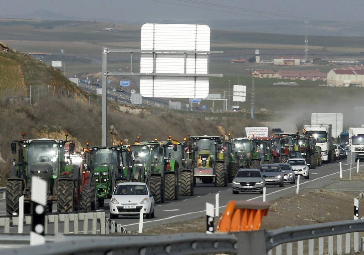 Hilera de tractores en la autovía de Pinares entre Segovia y Valladolid.