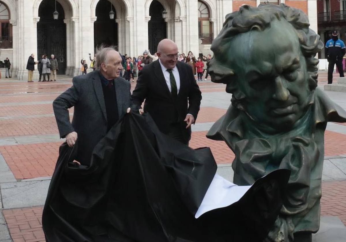 El alcalde, Jesús Julio Carnero, junto a Fernando Méndez-Leite, descubriendo una de las ocho esculturas de Goya repartidas por la ciudad el pasado 17 de enero.