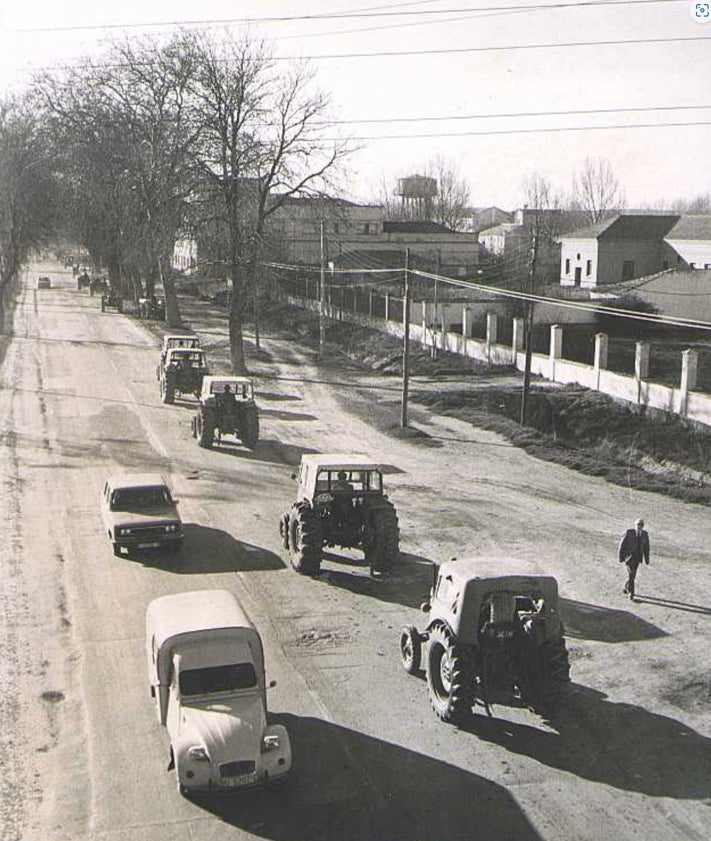 Imagen secundaria 2 - Arriba, enfrentamiento entre agricultores y Guardia Civil. Abajo, imágenes de la tractorada de 1977.