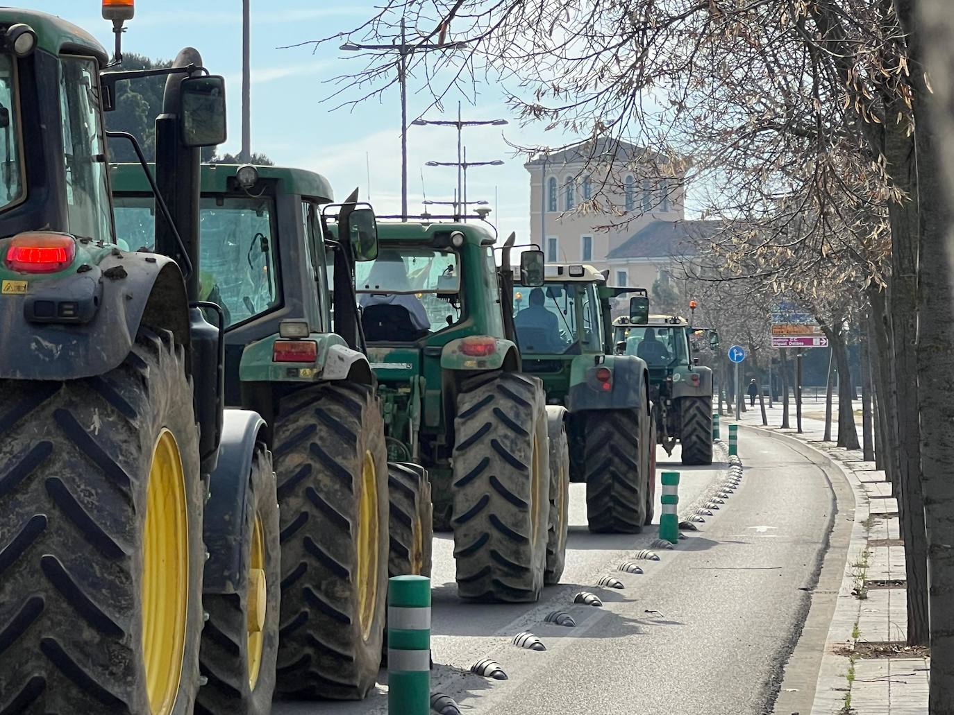 Los tractores circulan por la Avenida de Salamanca