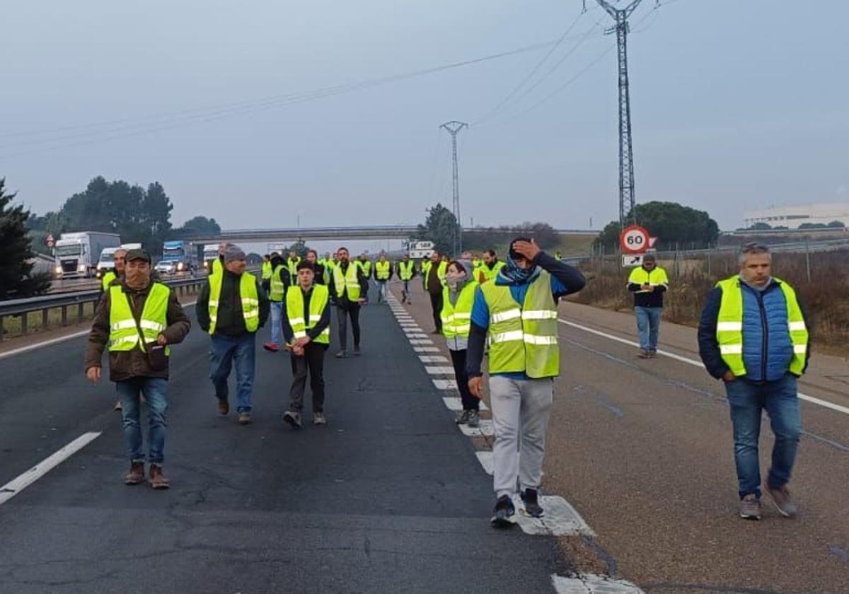 Varios agricultores caminan a pie por la A-6, obligando a cortar el tráfico a la altura del Montico.