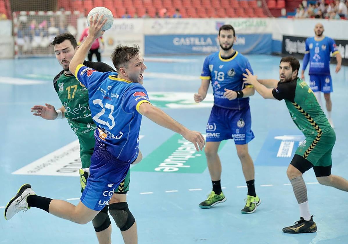 D'Antino lanza desde el extremo en el partido ante Cuenca.