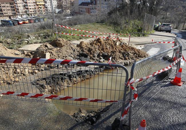 Zanja abierta en el Camino de la Piedad, en las inmediaciones de los Maristas.