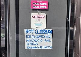 Una de las pescaderías de Valladolid, cerrada por el bloqueo en Mercaolid.