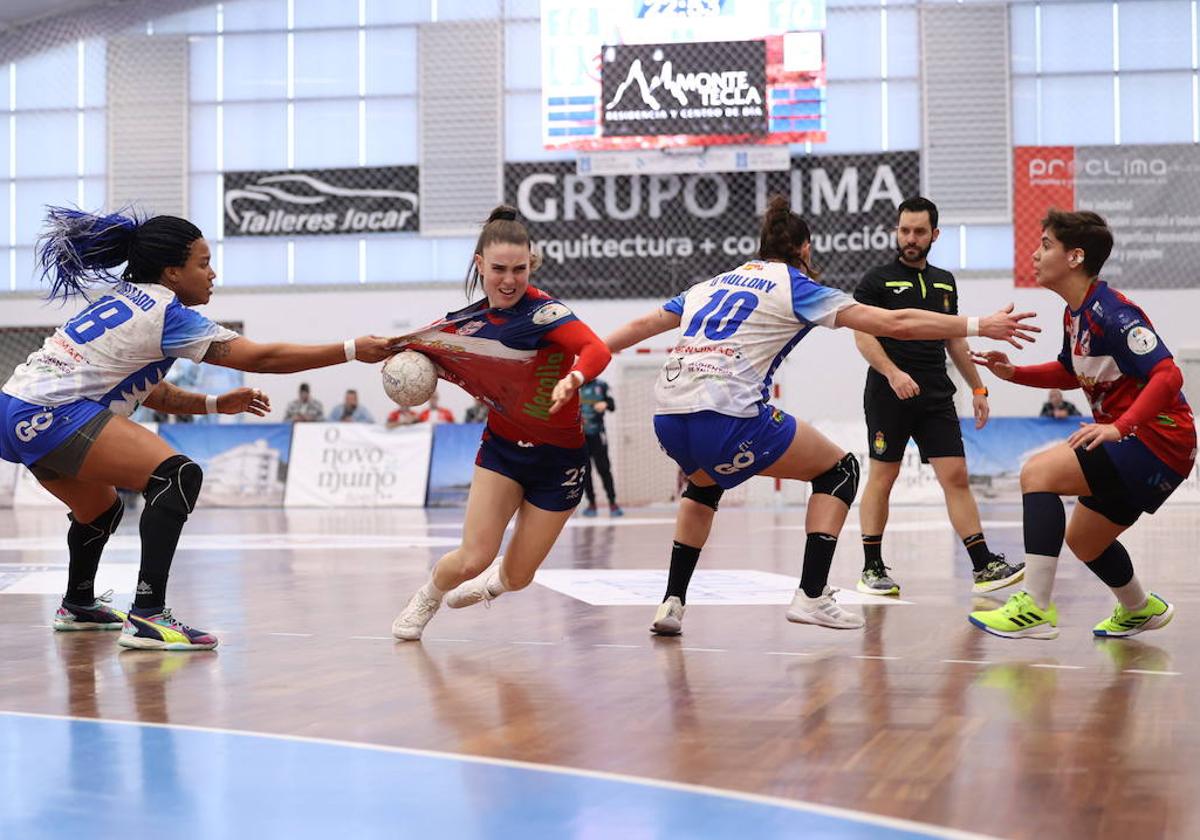 Lorena agarra a una jugadora del Guardés en el último partido jugado en A Sagriña.