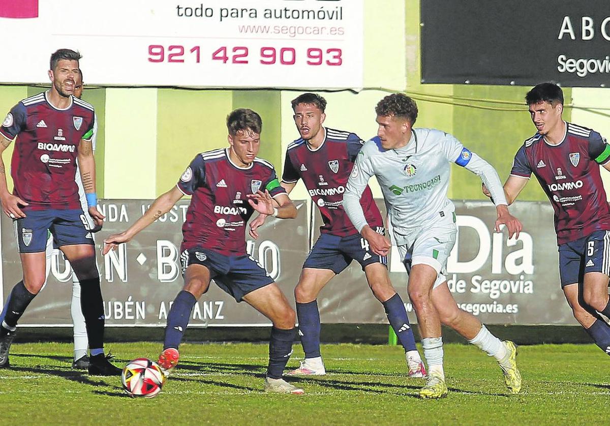 Arévalo intenta cortar el avance de un jugador del Getafe B durante el partido del pasado domingo.