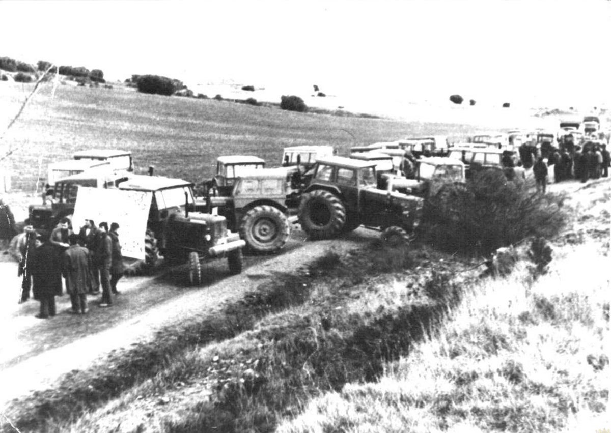 Imagen secundaria 1 - Arriba, enfrentamiento entre agricultores y Guardia Civil. Abajo, imágenes de la tractorada de 1977.