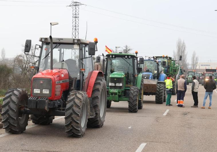 Varios tractores cortan el tráfico en Valladolid capital.