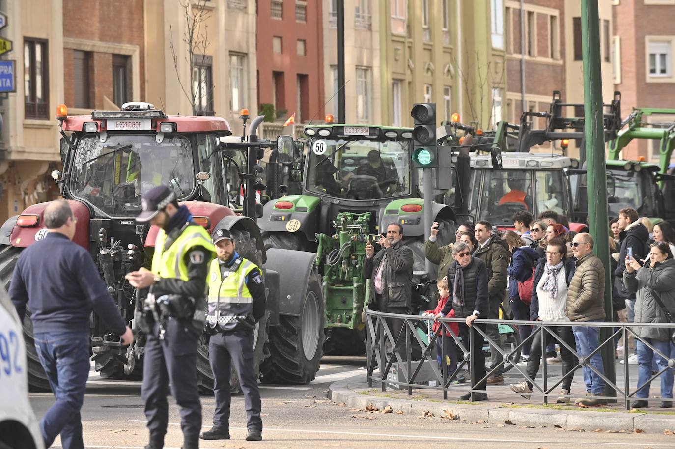 Los tractores, a su paso por el paseo del Hospital Militar.