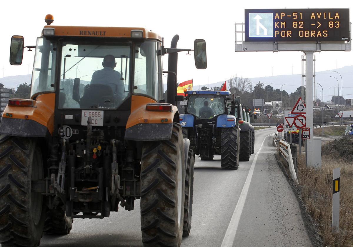 La tractorada de Villacastín, en imágenes