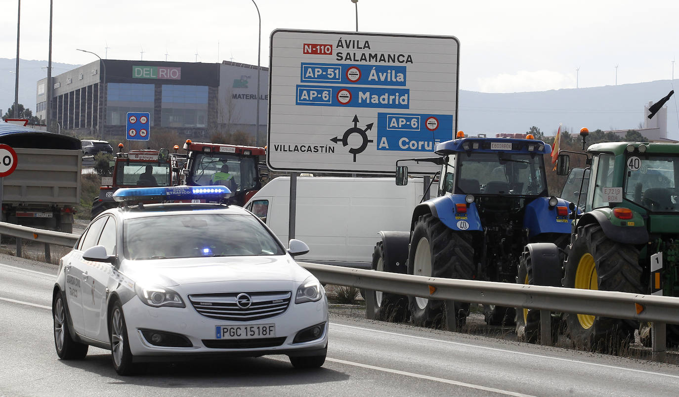 La tractorada de Villacastín, en imágenes