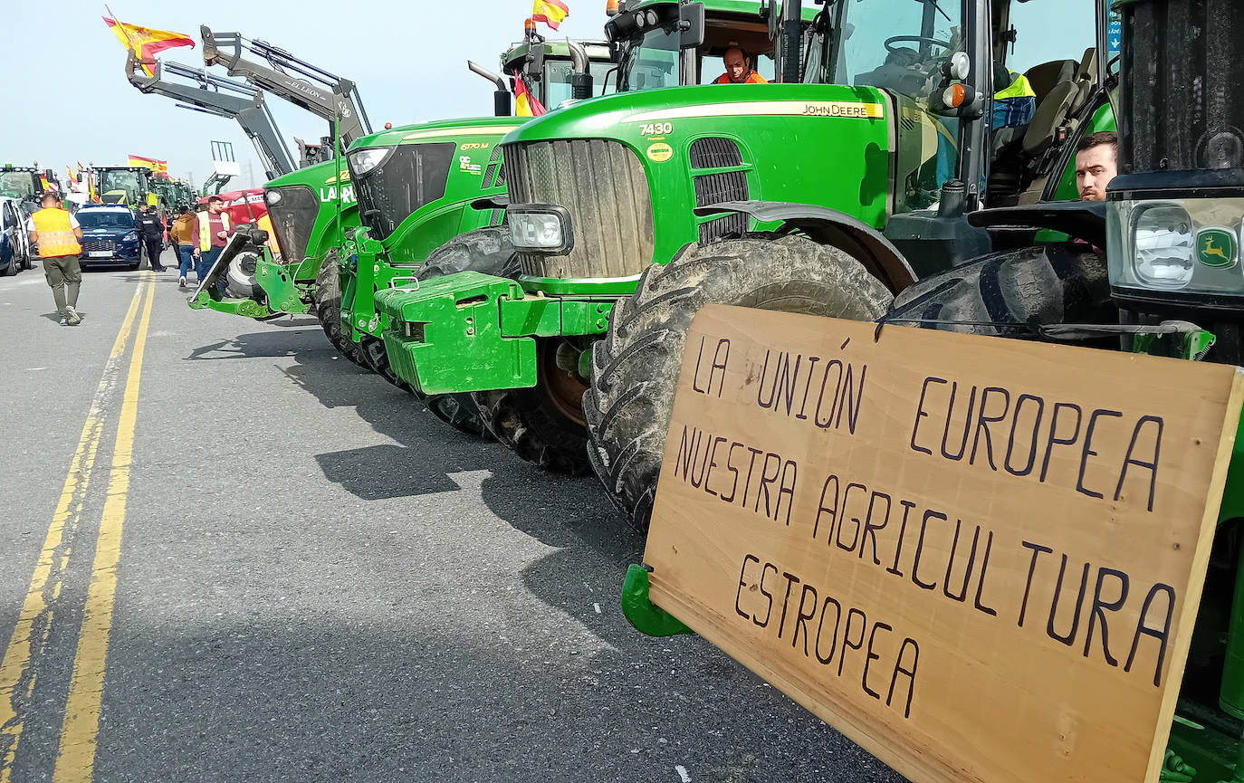 La tractorada de Villacastín, en imágenes