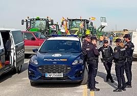 Policía Nacional junto a decenas de tractores en la N-110, en las inmediaciones de Villacastín.