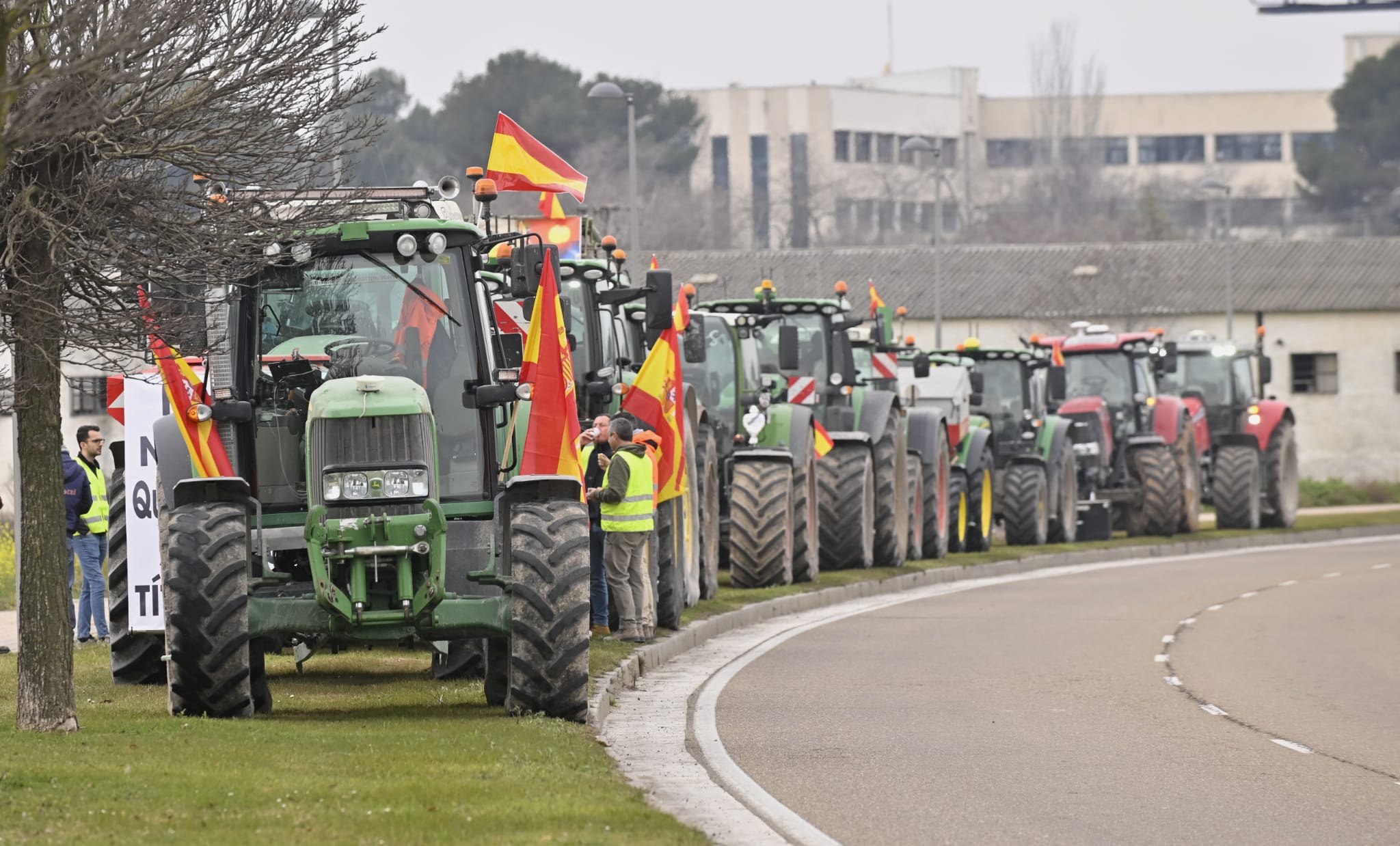 La tractorada en la unión de la VA-20 con la Avenida de Zamora