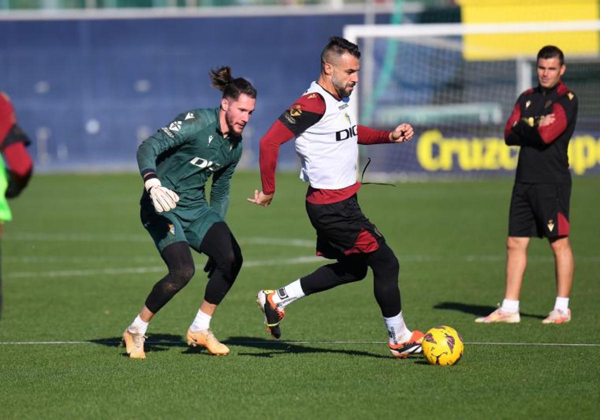 Negredo, con balón, durante una sesión con el Cádiz