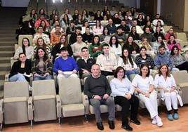 Un numeroso grupo de los alumnos de Enfermería de prácticas, en el acto de bienvenida.