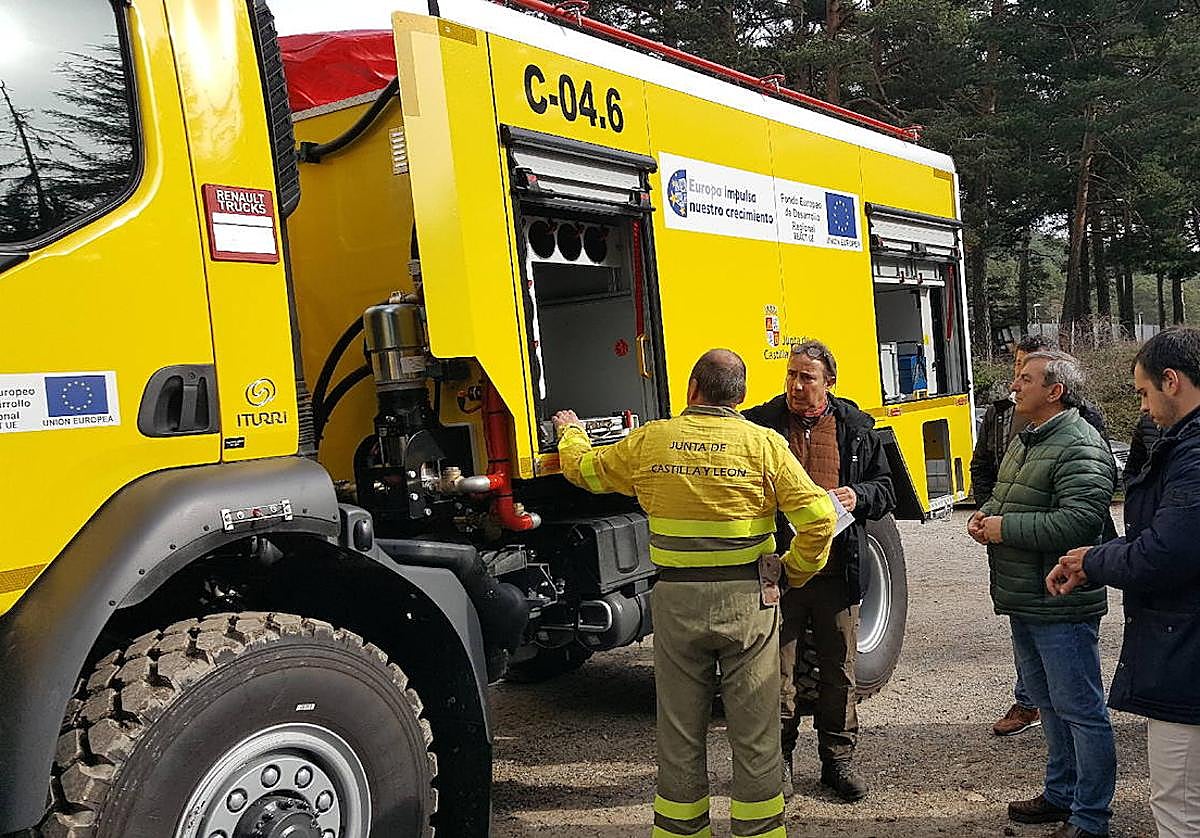 Un momento de la presentación de la autobomba.