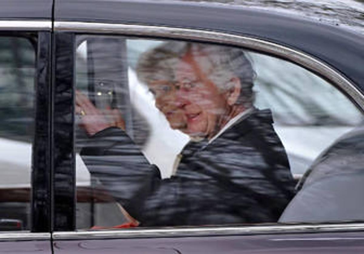 El Rey Carlos III junto a la reina Camila.