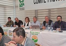 Raúl Azpeleta, Aurelio González y Blas Donis, de derecha a izquierda, en el comité de UPA.