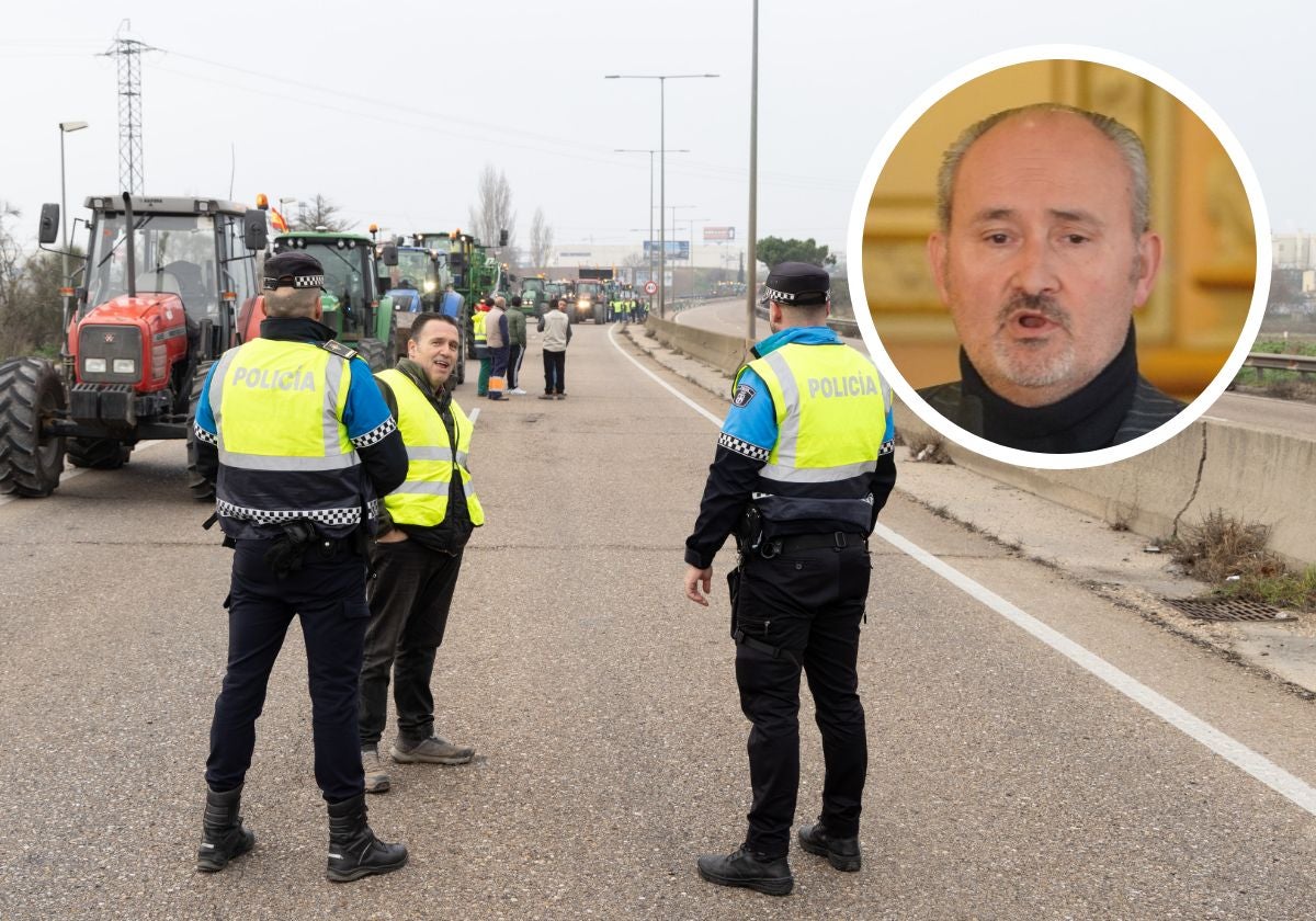 Agentes de la Policía Municipal hablan con uno de los tractoristas este martes.