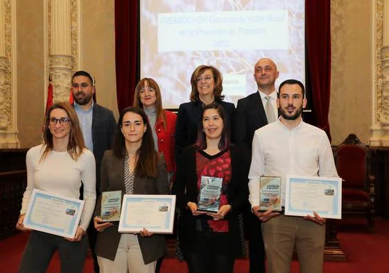 Los premiados, delante, con los representantes de la Diputación y de la Universidad.