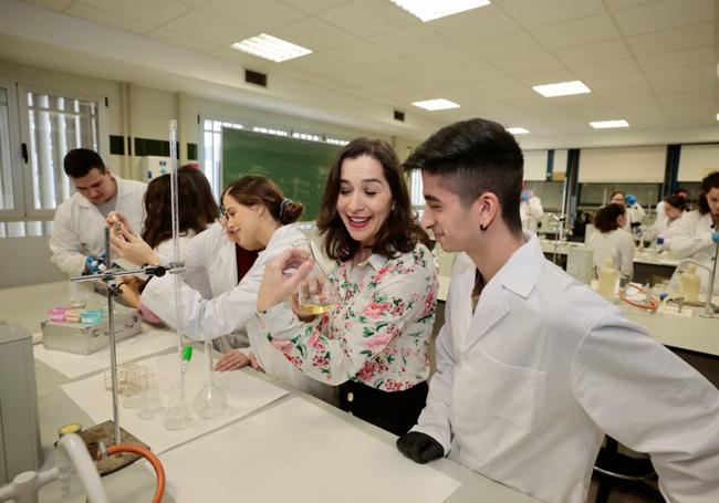 Miriam haciendo pruebas en el laboratorio con Francisco y el resto de alumnos