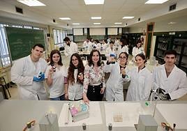 Adrián, Joana, Miriam, Raquel Pascual (profesora), Judith, Ángela y Francisco, en el laboratorio del instituto preparando los experimentos que llevarán a la feria