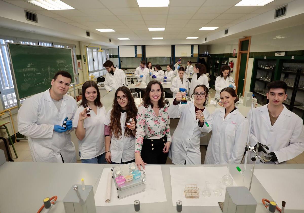 Adrián, Joana, Miriam, Raquel Pascual (profesora), Judith, Ángela y Francisco, en el laboratorio del instituto preparando los experimentos que llevarán a la feria