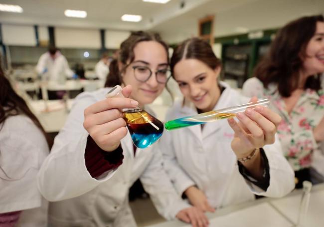 Judith y Ángela experiementando en el laboratorio