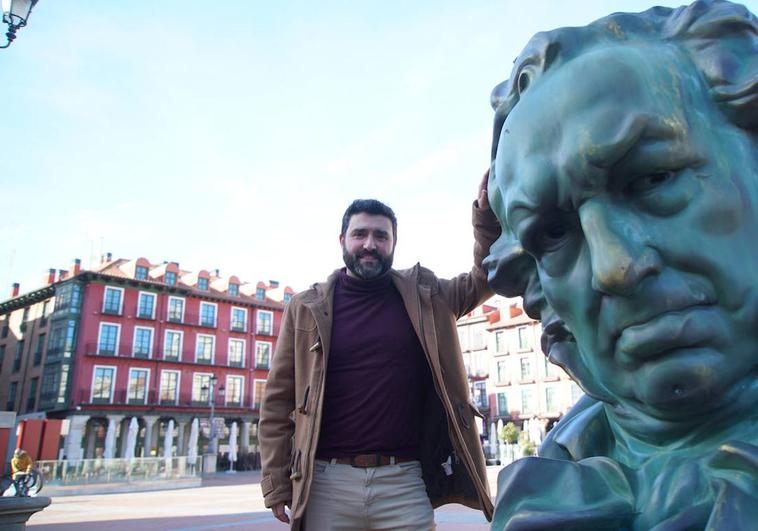 Diego Merayo, 'Te lo cuento sin spoilers', en la Plaza Mayor de Valladolid, junto a la estatuilla de los Premios Goya