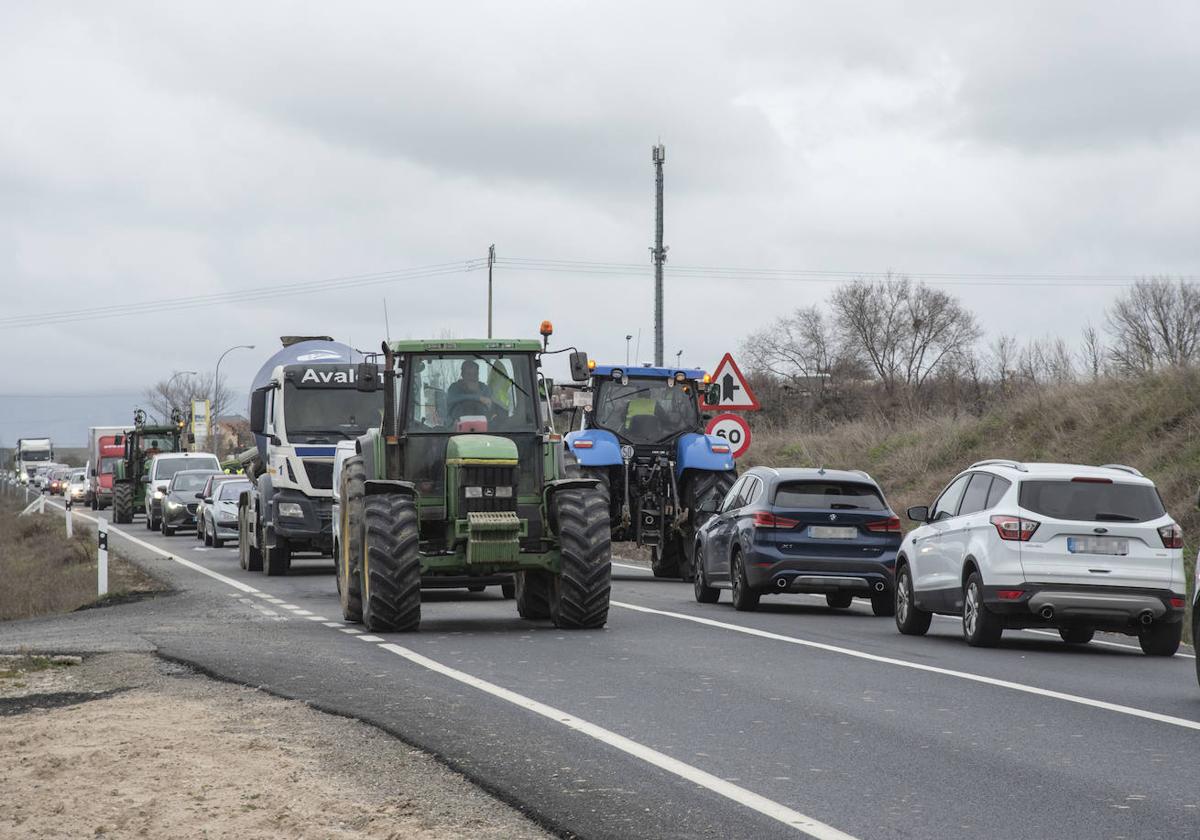 Tractorada en la CL-605 este miércoles por la tarde.