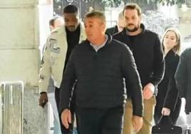 William Carvalho, a la izquierda, a su llegada al juzgado.