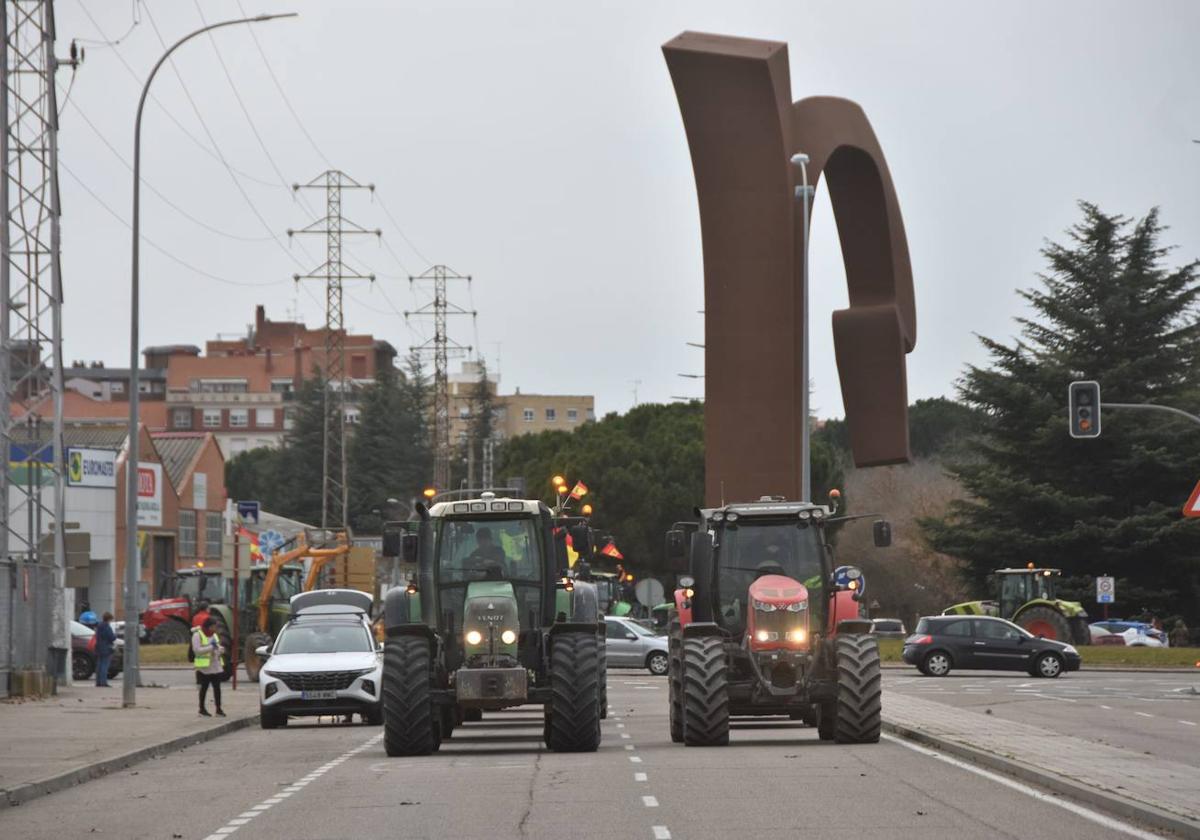 Los tractores invaden Palencia y protestan en la Delegación de la Junta