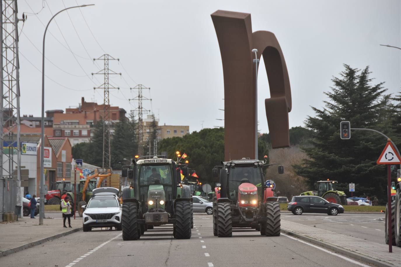 Los tractores invaden Palencia y protestan en la Delegación de la Junta