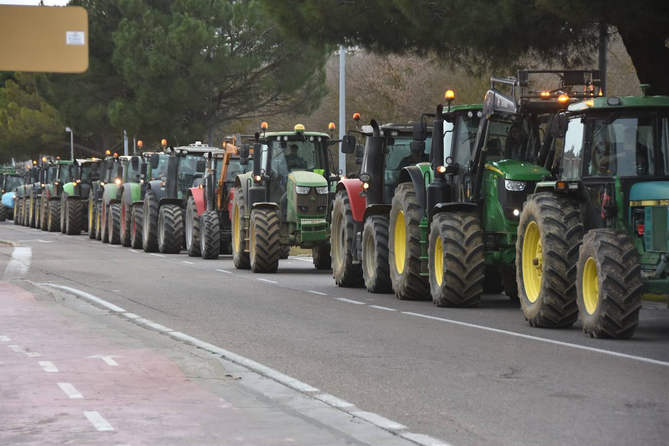 Los tractores invaden Palencia y protestan en la Delegación de la Junta