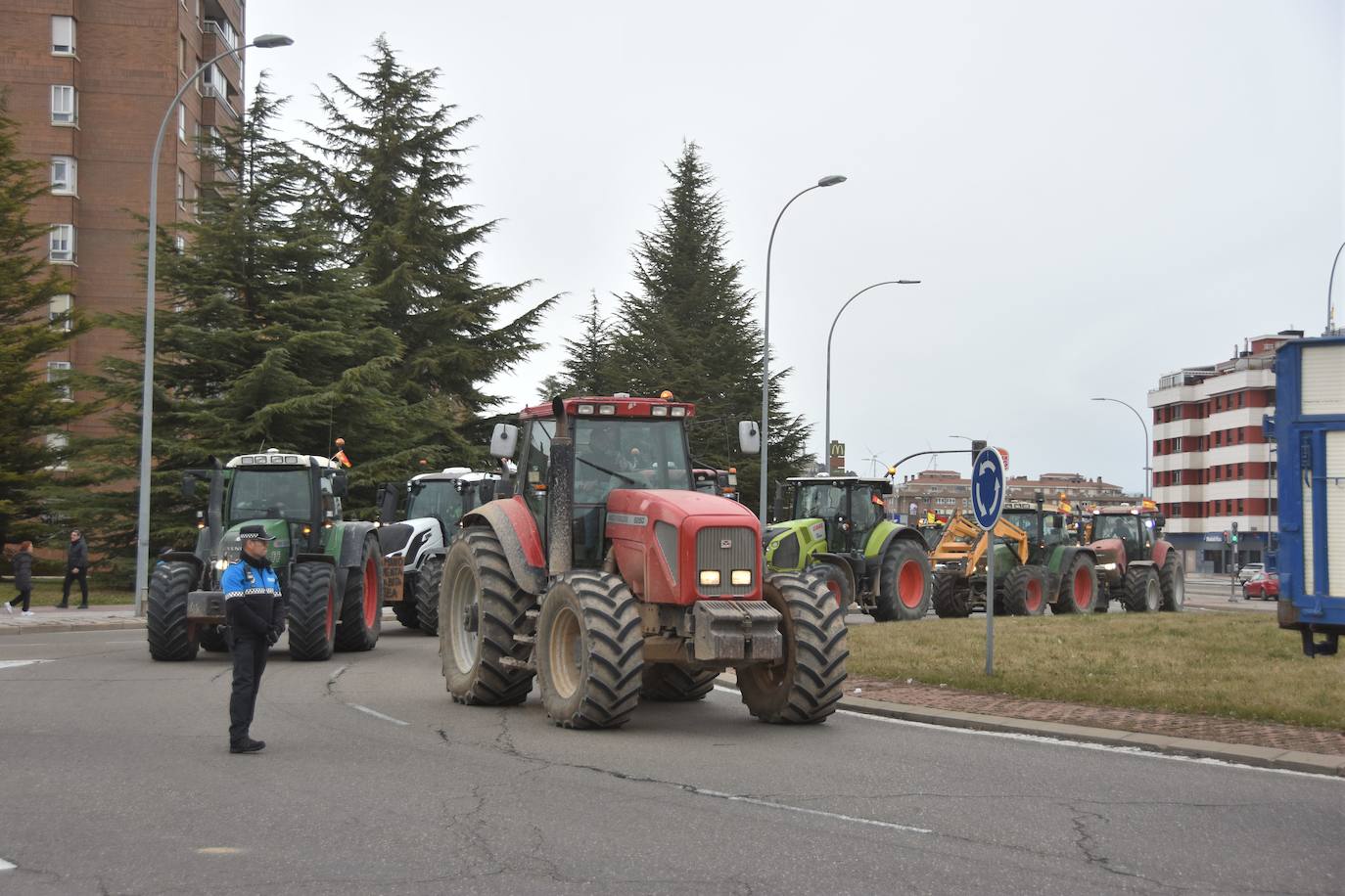 Los tractores invaden Palencia y protestan en la Delegación de la Junta