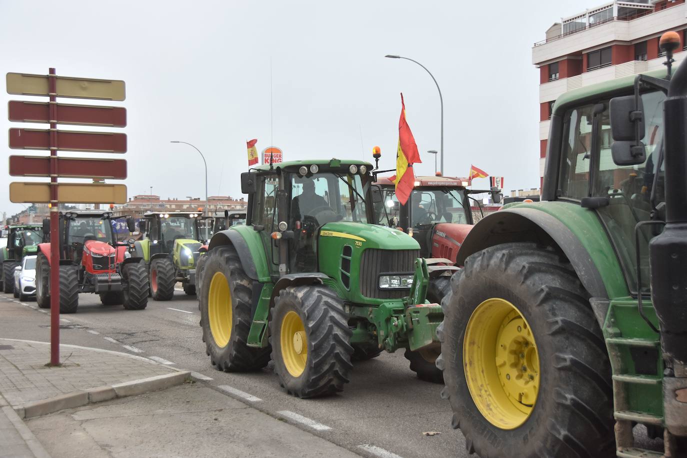 Los tractores invaden Palencia y protestan en la Delegación de la Junta