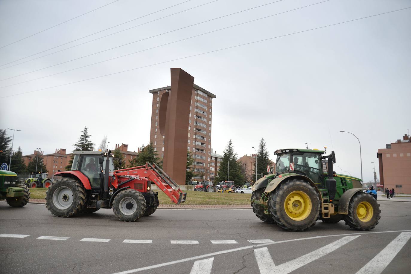 Los tractores invaden Palencia y protestan en la Delegación de la Junta