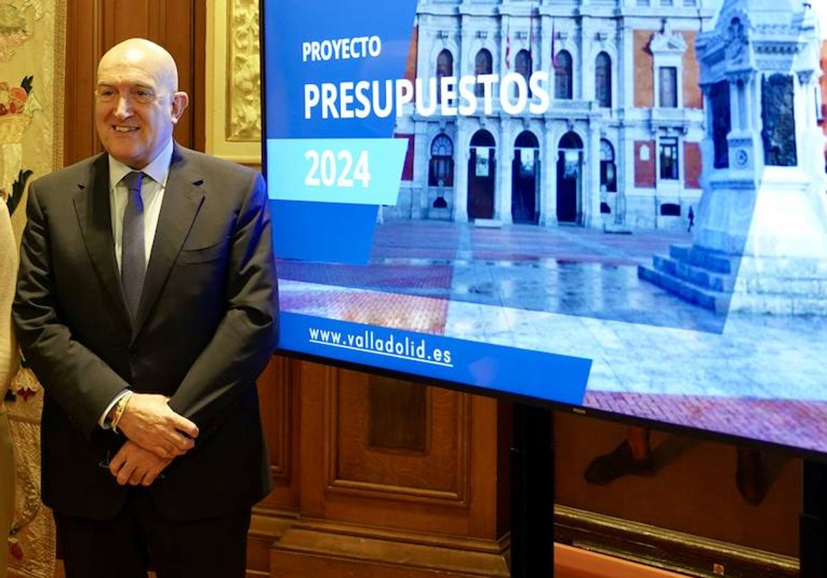 Jesús Julio Carnero, durante la presentación de los presupuestos del Ayuntamiento de Valladolid para 2024.