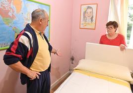 Paulino y Maricruz muestran las nuevas humedades que han salido en una de las habitaciones de su casa que da a la zona ajardinada de Doctor Quemada.