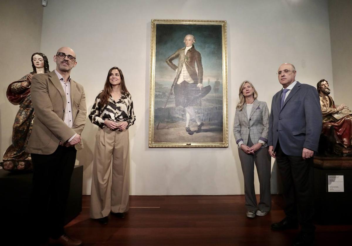 El óleo de Jovellanos, escoltado por esculturas de Juan de Mesa y de Juan Martínez Montañés, en la presentación a la que asistieron el director del museo, Alejandro Nuevo, las concejalas Blanca Jiménez e Irene Carvajal y el subdelegado del Gobierno, Jacinto Canales.