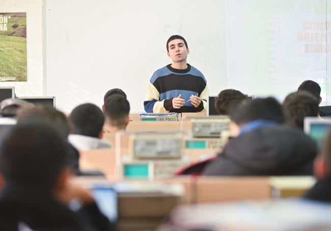 Mario Ribote, orientador de FP en el Cristo Rey, durante una charla en el centro educativo.