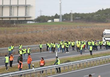 Cortes intermitentes en las autovías palentinas y bloqueo en el polígono de Aguilar