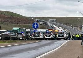 Agricultores cortan la A-62.
